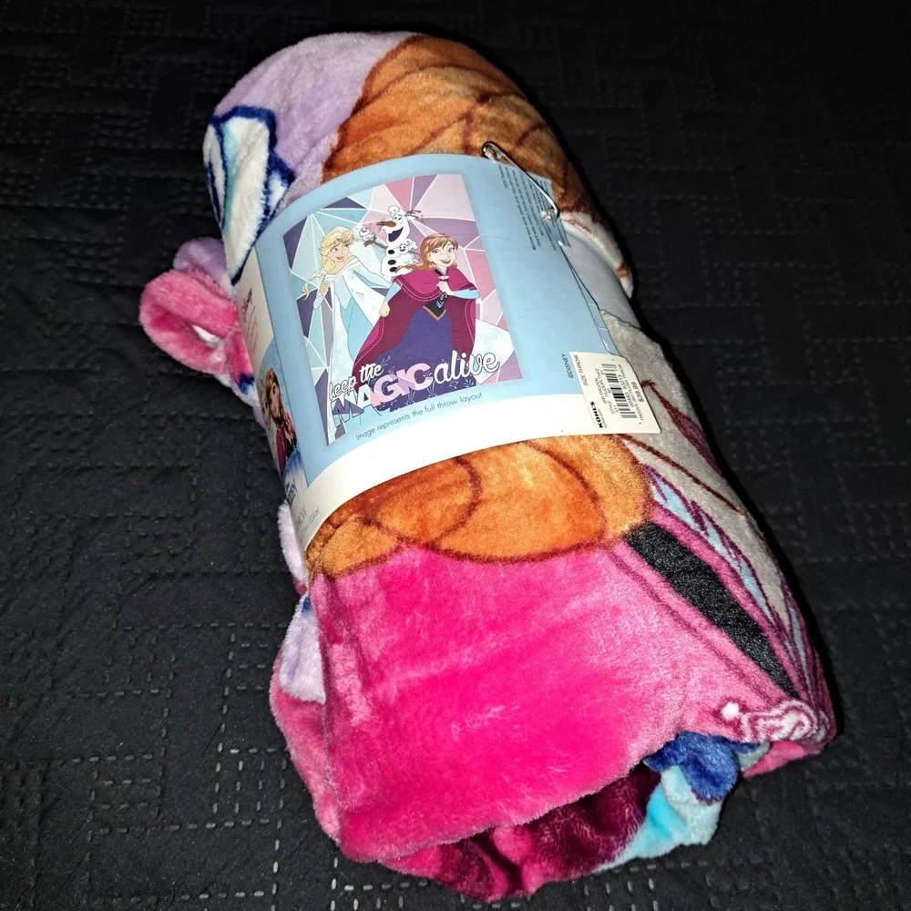 NWT Disney Frozen PLUSH Blanket 50 x 60 inch With all the favorite Characters!